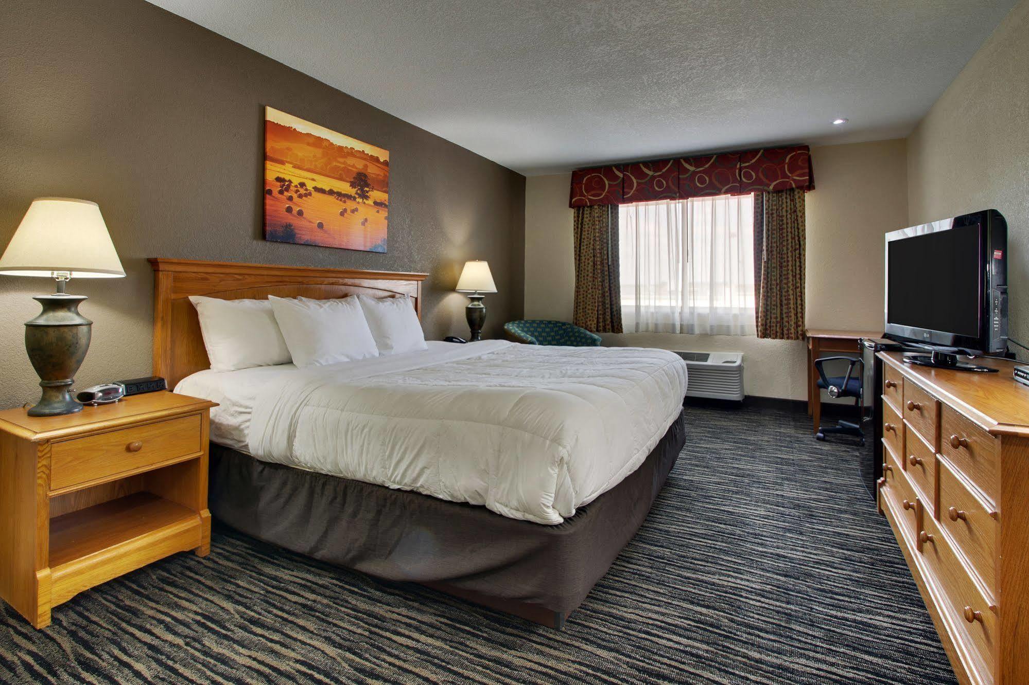 Everspring Inn & Suites Oskaloosa ภายนอก รูปภาพ