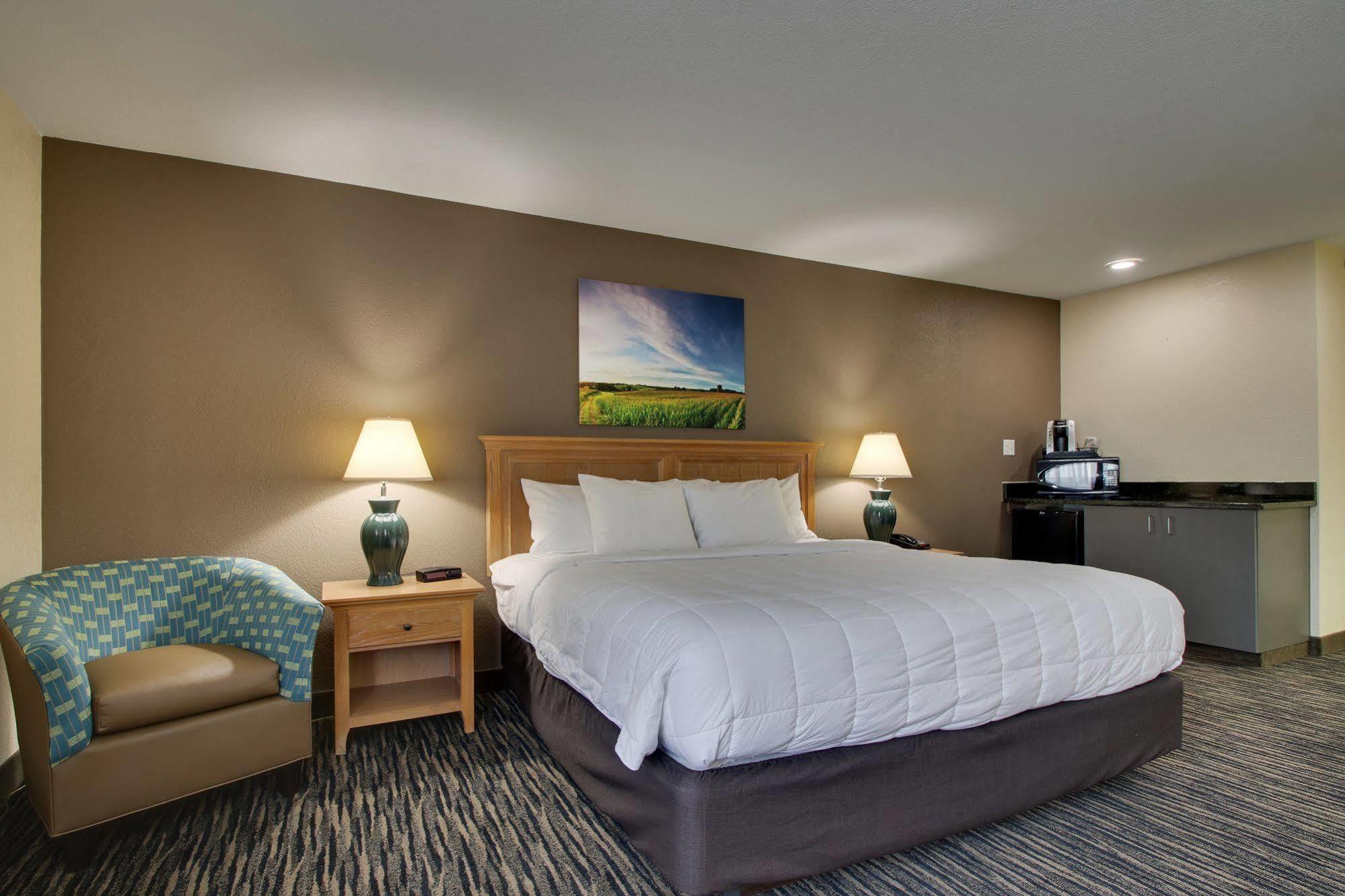 Everspring Inn & Suites Oskaloosa ภายนอก รูปภาพ