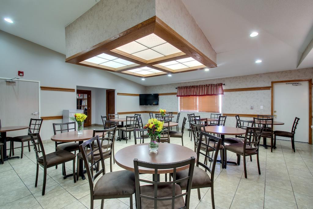 Everspring Inn & Suites Oskaloosa ภายนอก รูปภาพ