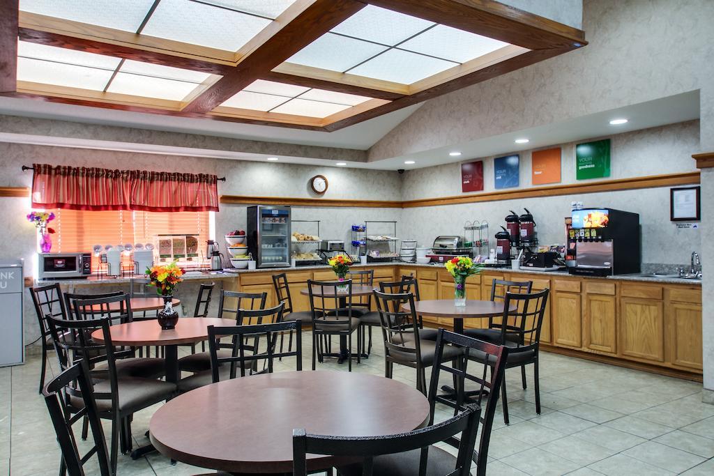 Everspring Inn & Suites Oskaloosa ภายนอก รูปภาพ